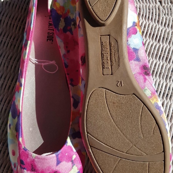 Like New / Floral Flats - Picture 2 of 2
